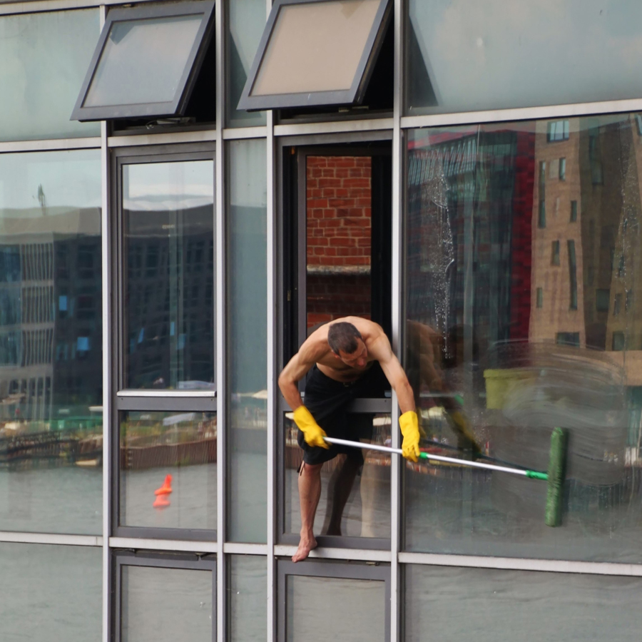 He cleans the windows. Мытье окон. Мойка окон. Мытьё окон с улицы. Мытье рамы окна.